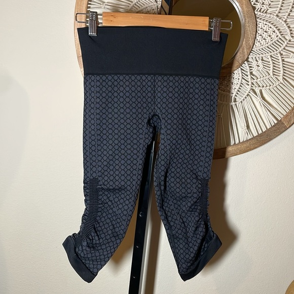 Lululemon In The Flow Scrunch Crops sz 2 gray black - Picture 6 of 8